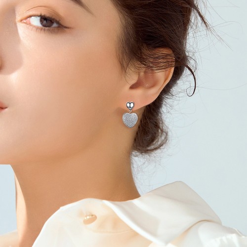 Hearts of Pavé - orecchini pendenti con moissanite e incastonatura a pavé