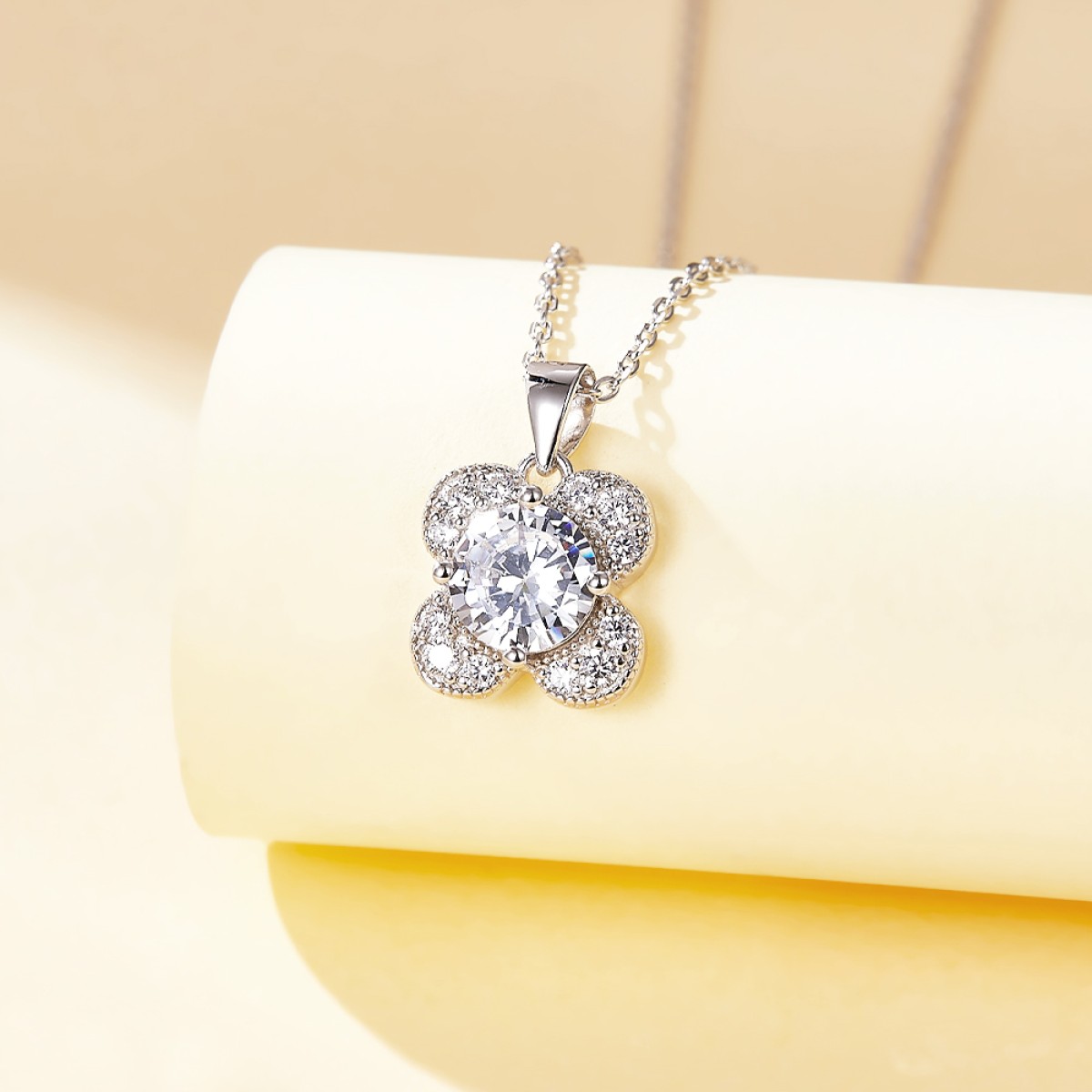 Flora - ciondolo con motivo a trifoglio, moissanite e dettagli a pavé