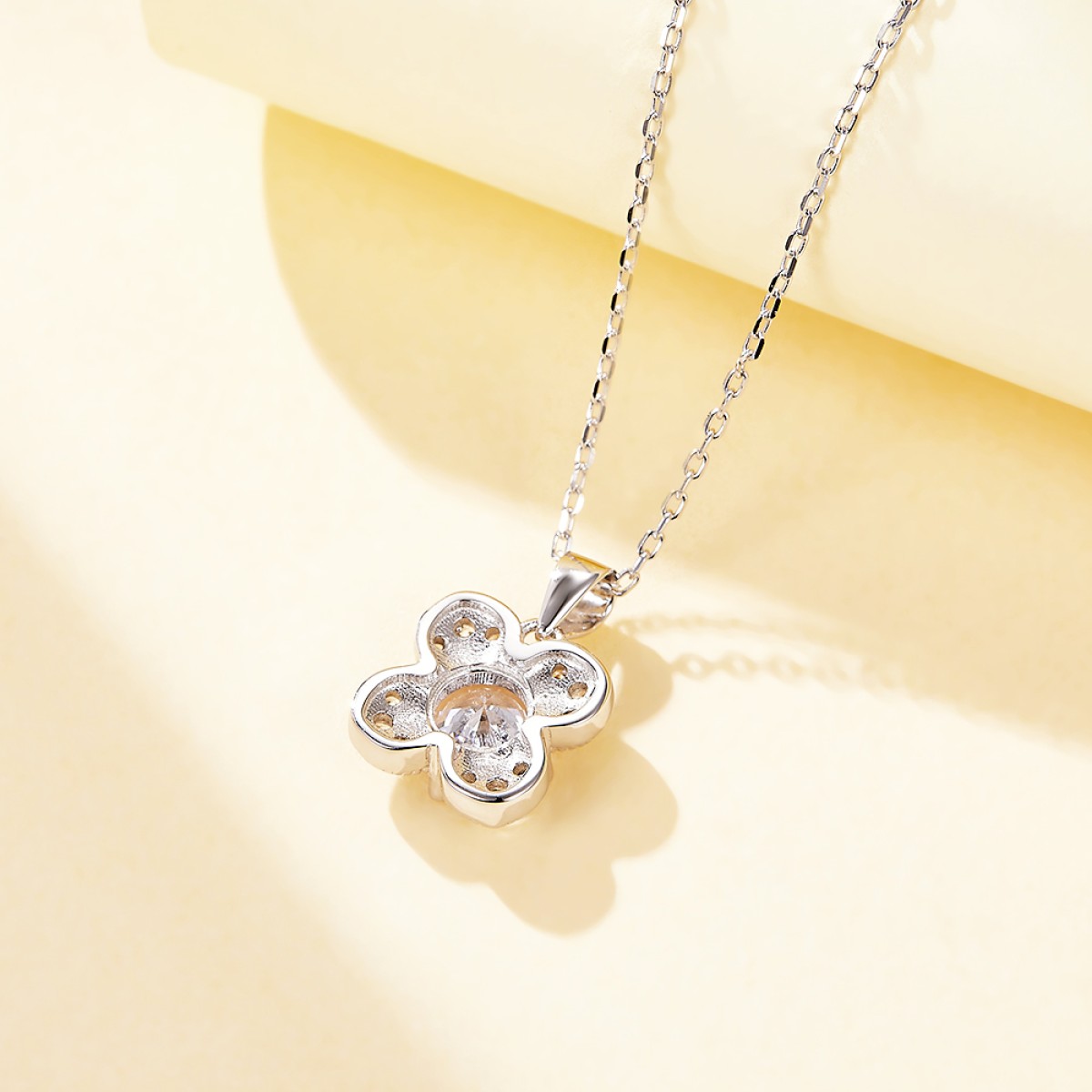Flora - ciondolo con motivo a trifoglio, moissanite e dettagli a pavé