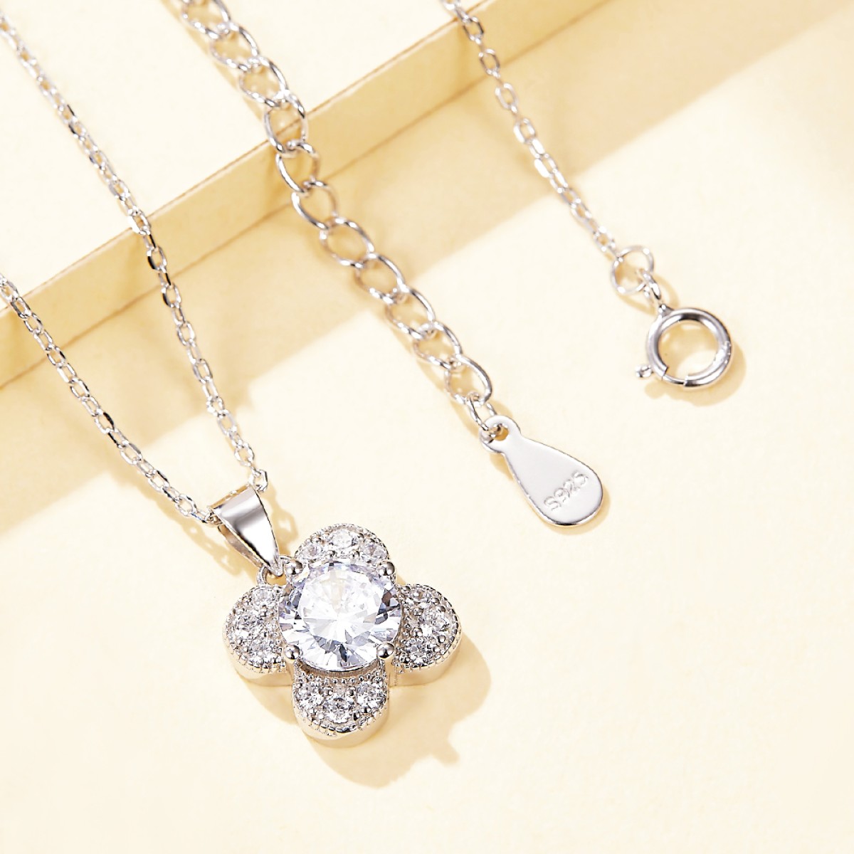 Flora - ciondolo con motivo a trifoglio, moissanite e dettagli a pavé