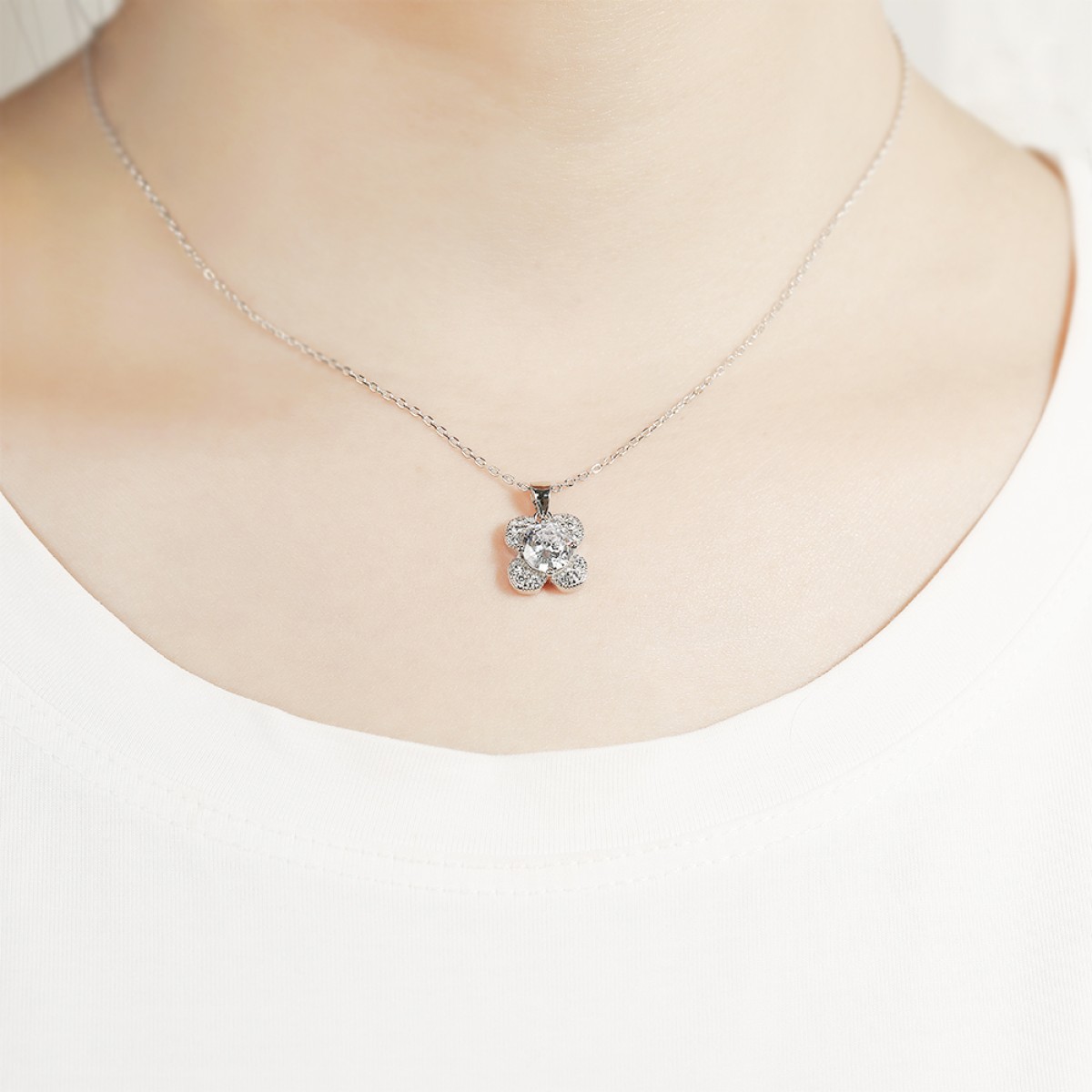 Flora - ciondolo con motivo a trifoglio, moissanite e dettagli a pavé