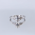 Ovaline - anello con moissanite e pietre laterali minimaliste