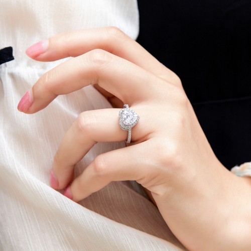 Heartshine – anello con moissanite a cuore e montatura halo