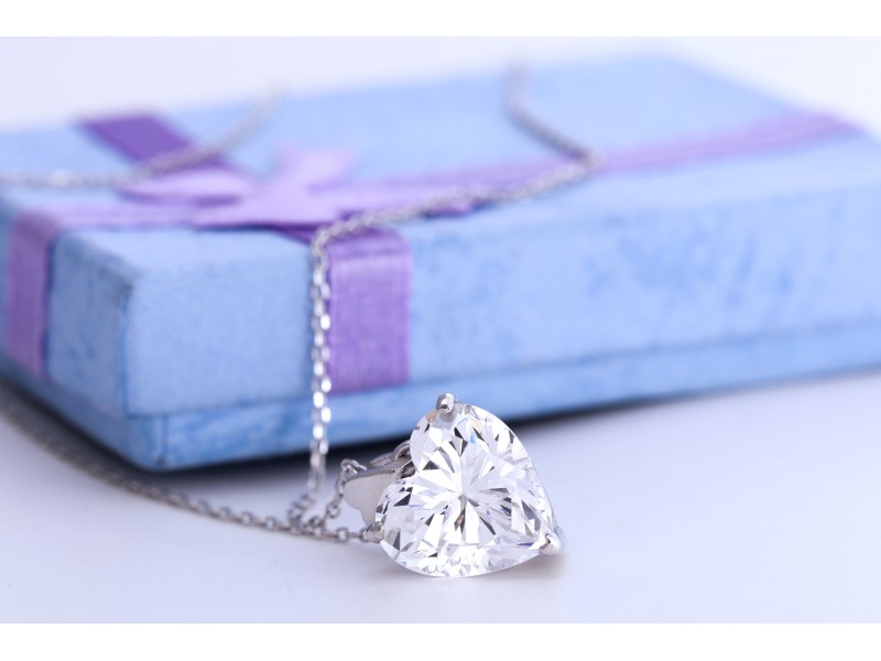 Pendenti con moissanite: 10 motivi per cui ogni donna dovrebbe averne uno