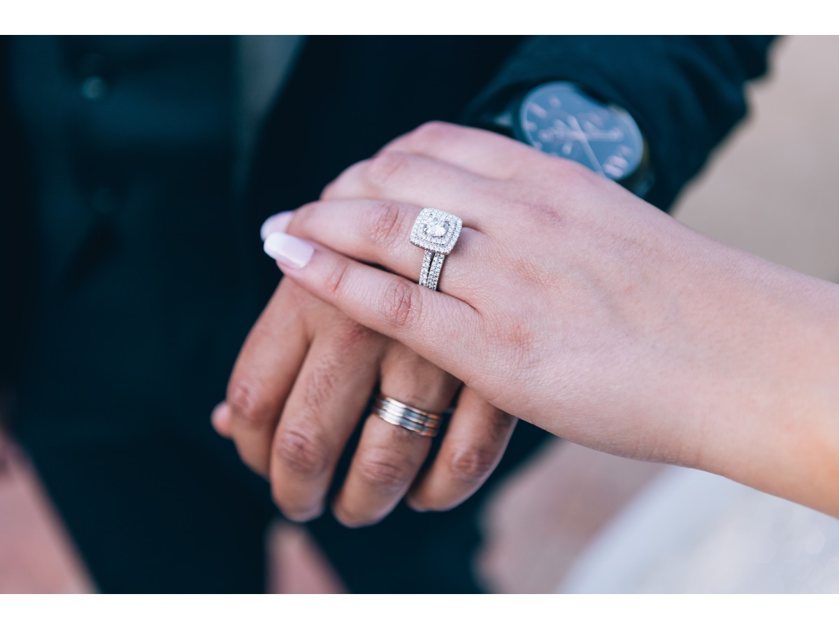 Anello di fidanzamento con moissanite: perché è la scelta perfetta