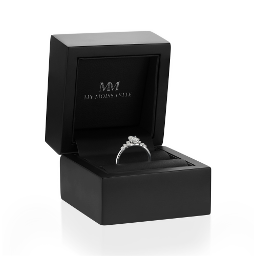 Ovaline - anello con moissanite ovale e pietre laterali minimaliste