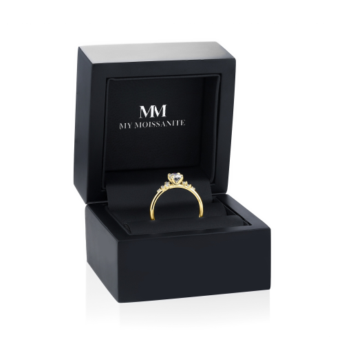 Ovaline - anello con moissanite ovale e pietre laterali minimaliste