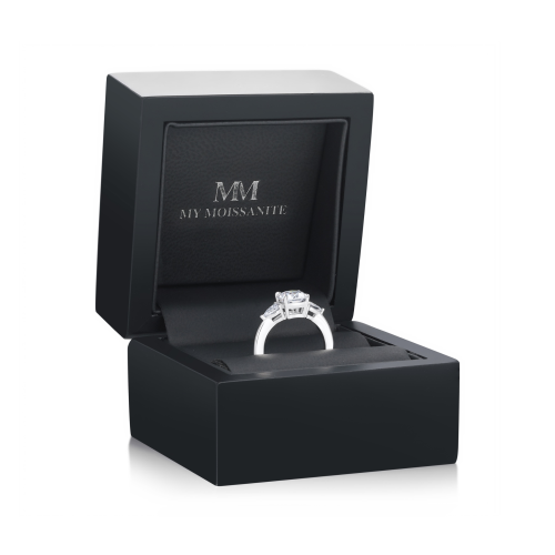 Trielle - anello di fidanzamento con moissanite con taglio a cuscino e dettagli laterali con taglio a goccia