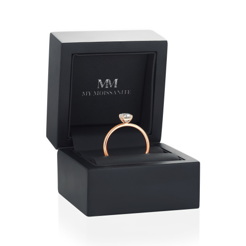 Mystique - anello solitario con moissanite con taglio ovale e halo nascosto | affiancabile alla fede senza spazi