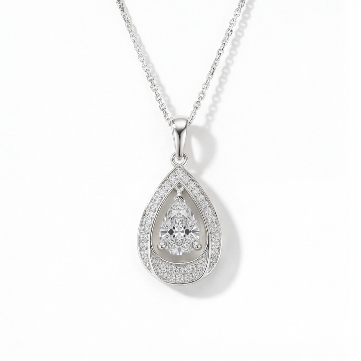 Pendula – ciondolo con moissanite a goccia ed elegante montatura a doppio halo