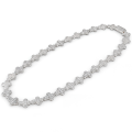 Virtuoso - catenina con croce a pavé in moissanite a taglio smeraldo e chiusura importante
