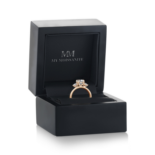 Vivienne - anello di fidanzamento a trilogia con moissanite ovale