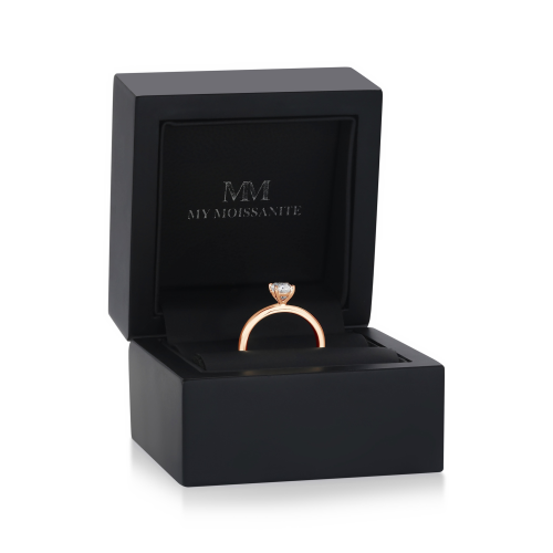 Ovalique - anello di fidanzamento solitario classico con moissanite ovale