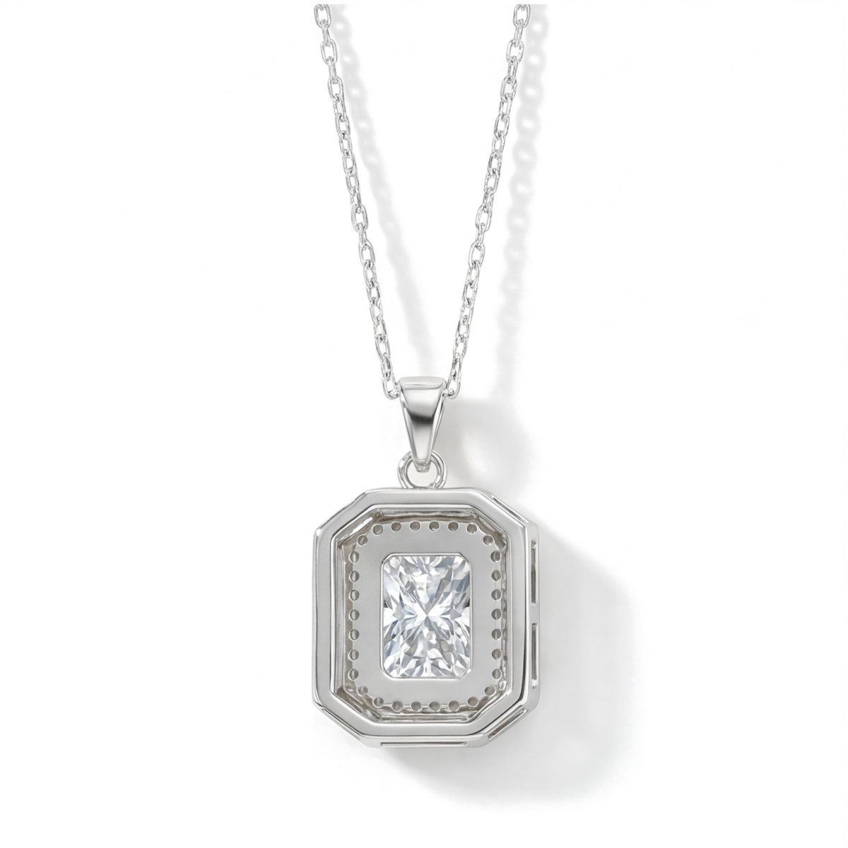 Cristallo - collana con pendente con moissanite taglio radiant e doppia corona di pietre