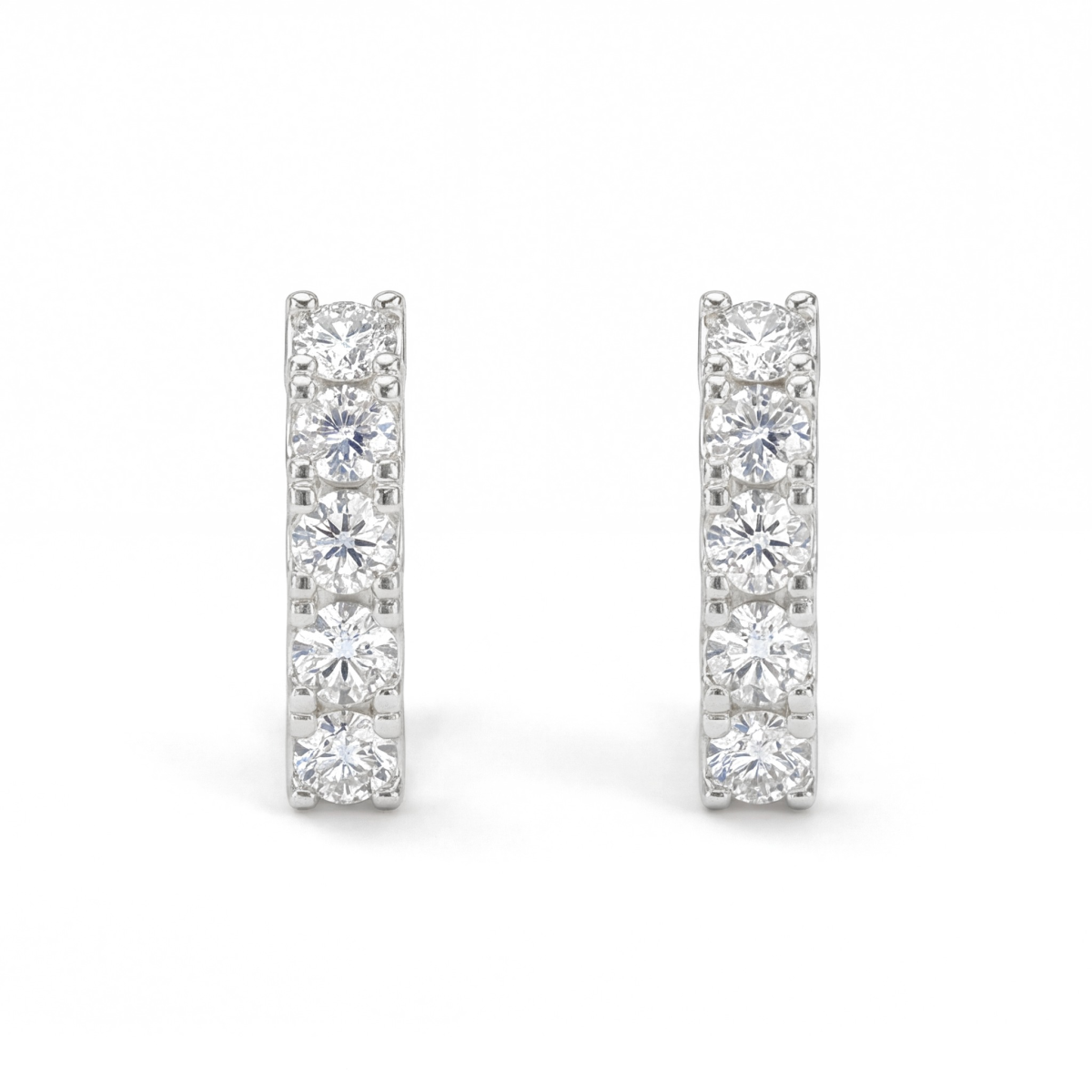 Cascade - orecchini a cerchio lineari con moissanite