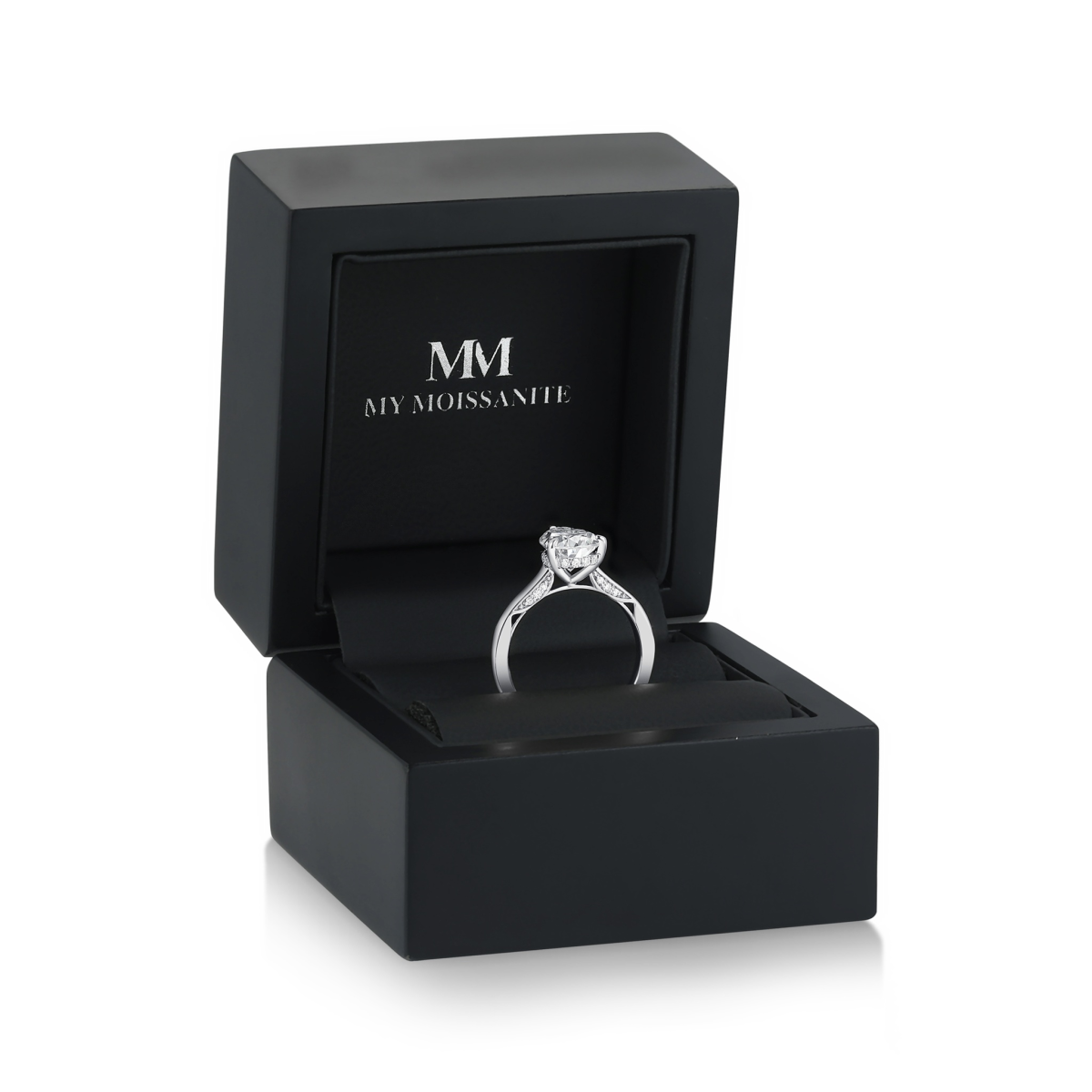 Poirine - anello con moissanite taglio a goccia, halo nascosto e pietre secondarie incastonate a pavé
