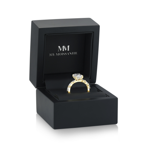 Luminaire - anello con moissanite taglio radiant, pietre laterali taglio marquise e halo nascosto