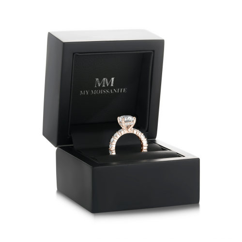 Majestica - anello con moissanite ovale e pietre laterali