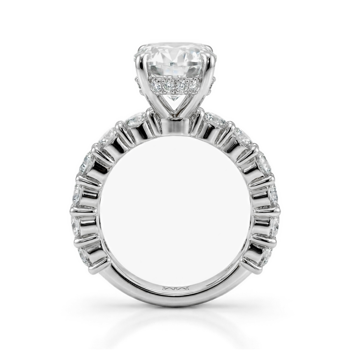 Majestica - anello con moissanite ovale e pietre laterali