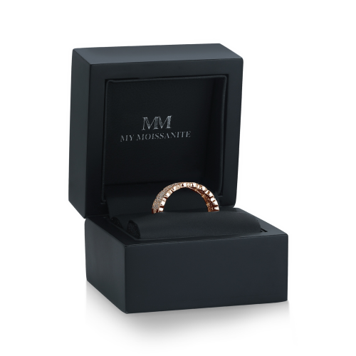 Cresta - anello di fidanzamento a fascia larga con moissanite e pavé
