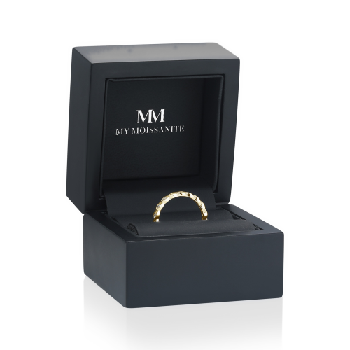 Celestine - anello eternity intrecciato con moissanite e incastonatura a castone