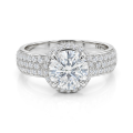 Lustrella - anello di fidanzamento con moissanite in montatura halo e corpo dell’anello con pavé