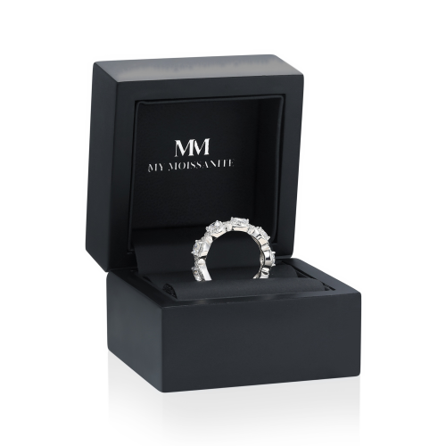 Allegra - anello eternity con moissanite, montatura halo e pietre secondarie