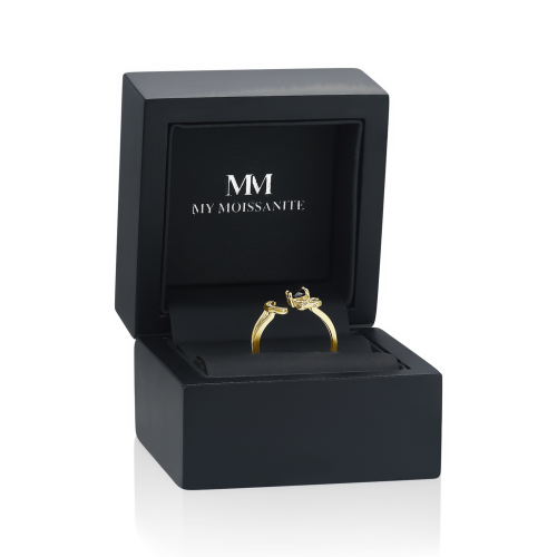 Lexis - anello con moissanite e motivo a croce e mezzaluna con pavé