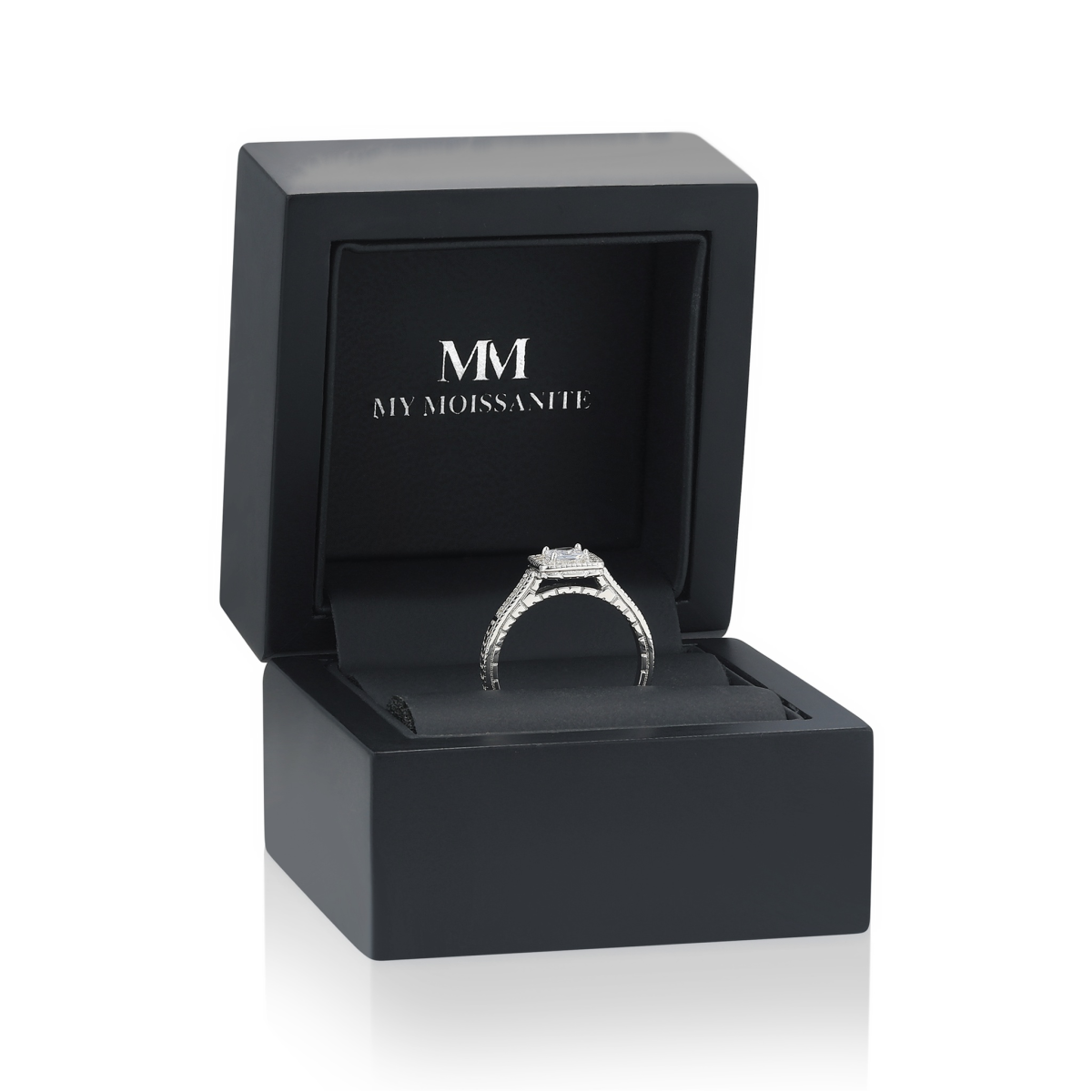 Paragone - anello di fidanzamento halo con moissanite taglio princess e corpo dell’anello dalla superficie lavorata