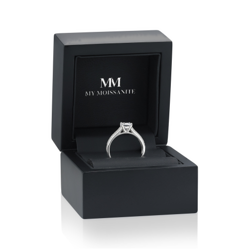 Venette - anello di fidanzamento con moissanite e pietre laterali in pavé