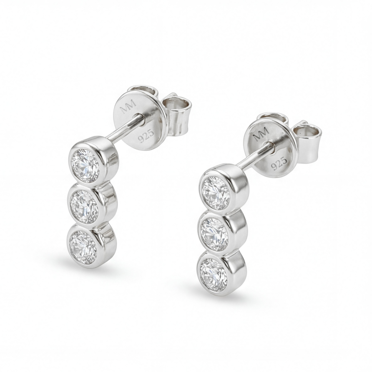 Tri-Bezel - orecchini a lobo con pietre di moissanite e incastonatura a castone