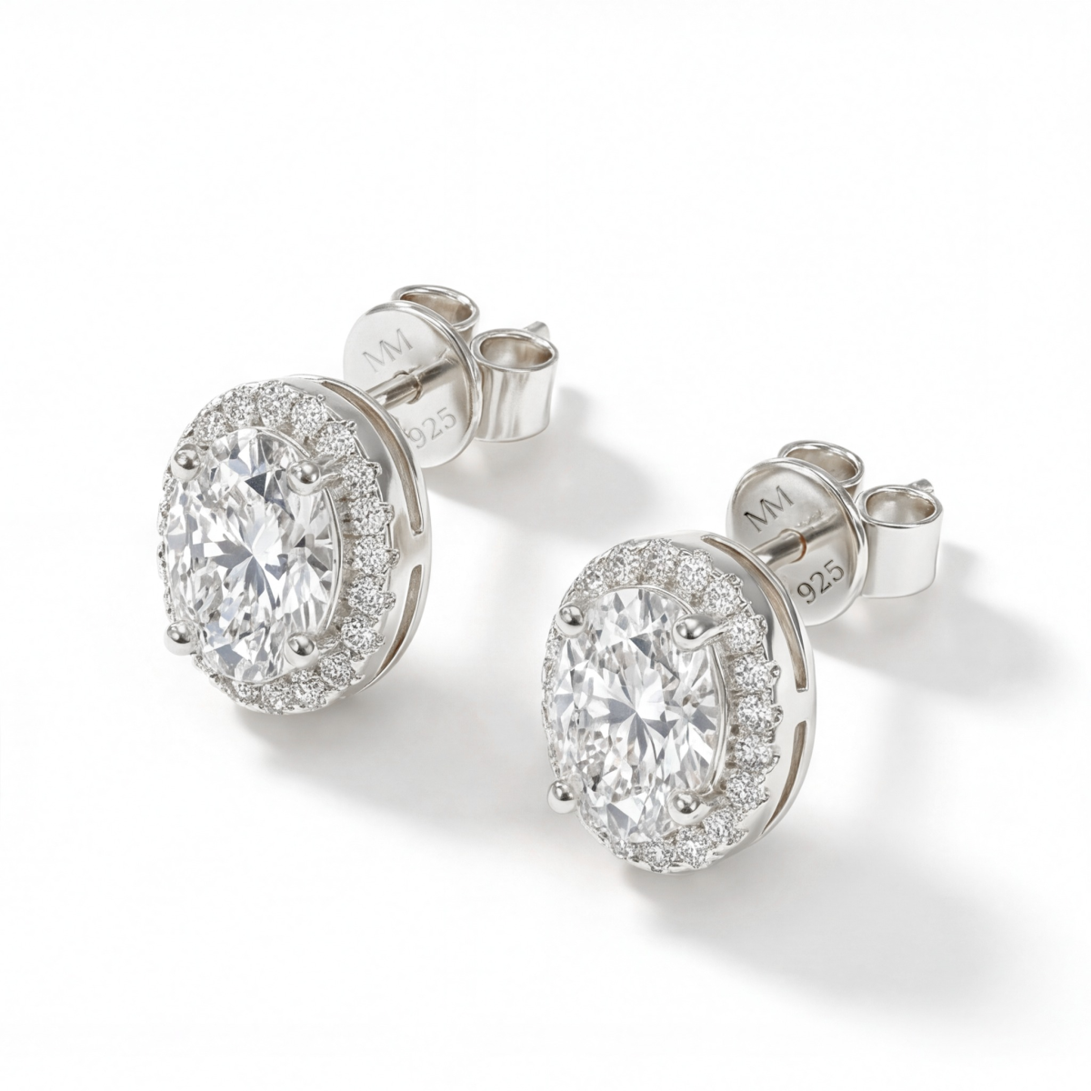 Ellipse - orecchini a lobo con moissanite ovale e montatura halo