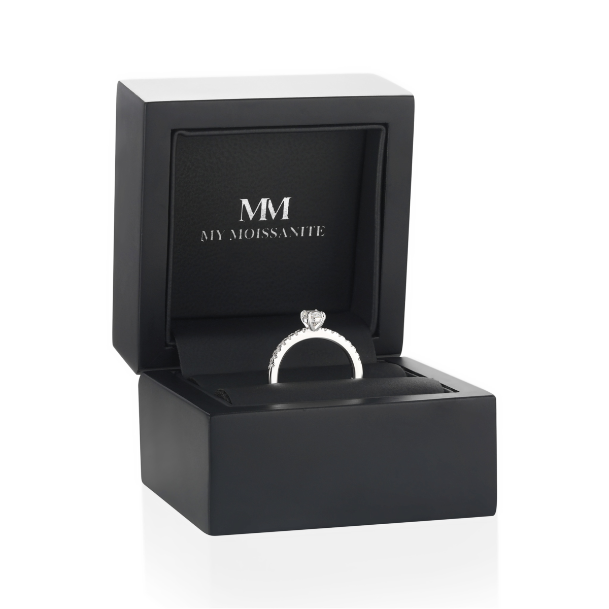 Nina - anello con moissanite ovale e pietre laterali a pavé