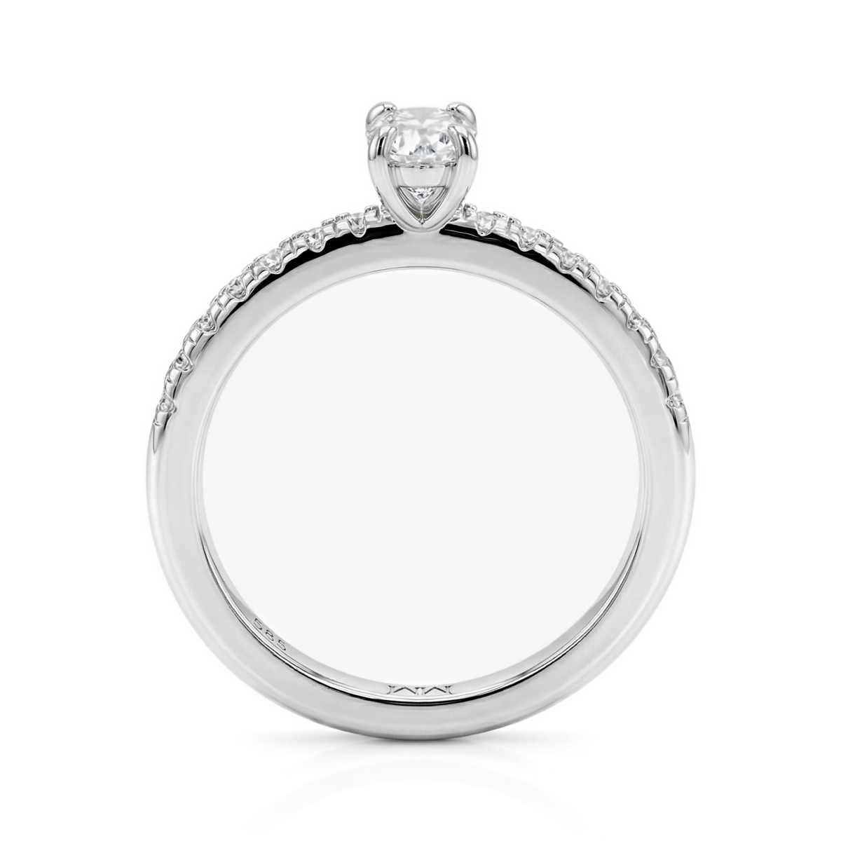 Nina - anello con moissanite ovale e pietre laterali a pavé