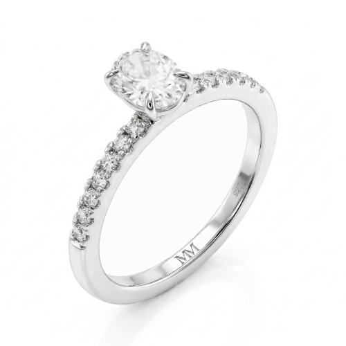 Nina - anello con moissanite ovale e pietre laterali in pavé