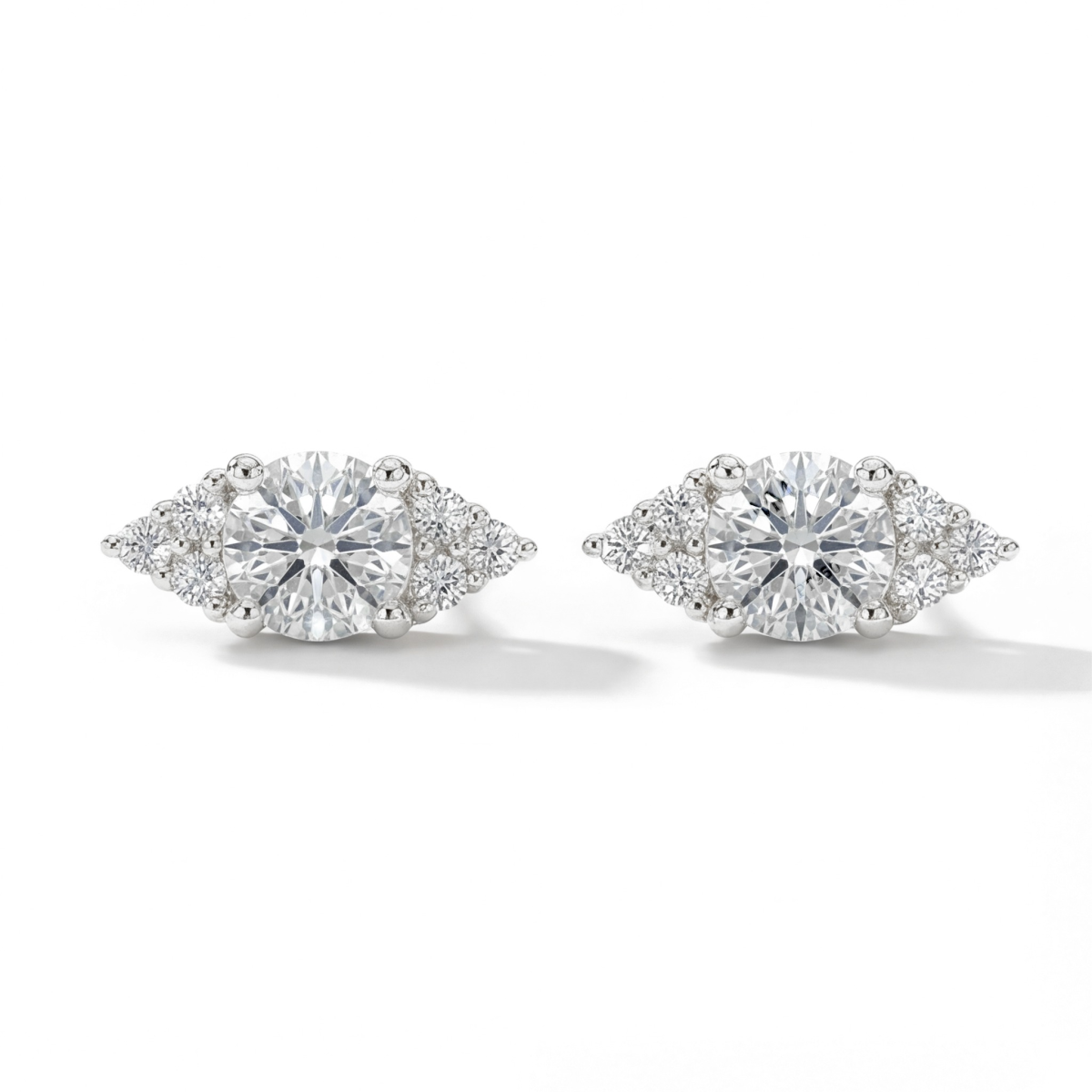 Lustrous - orecchini a lobo con moissanite