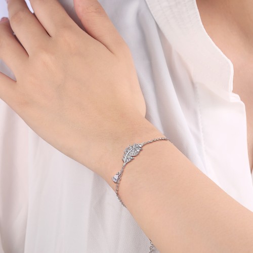Foliana - bracciale con charm a foglia in moissanite e dettaglio con pietra pendente