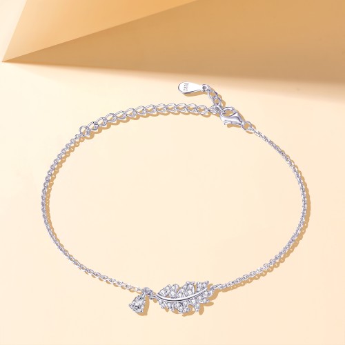 Foliana - bracciale con charm a foglia in moissanite e dettaglio con pietra pendente