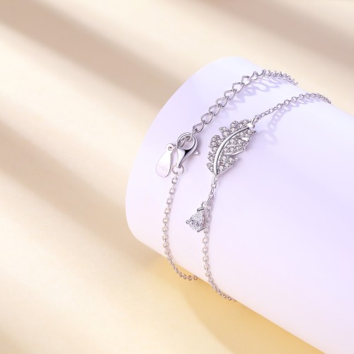 Foliana - bracciale con charm a foglia in moissanite e dettaglio con pietra pendente
