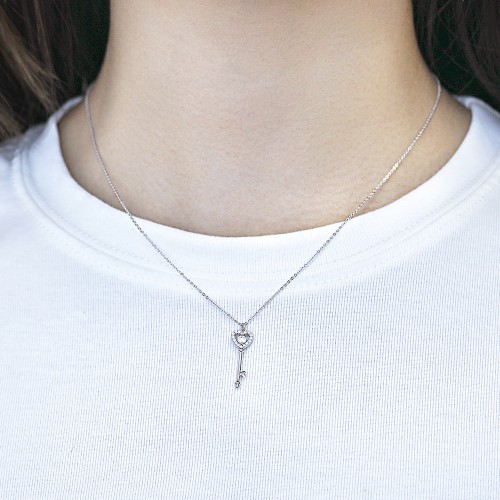 Amore - ciondolo a forma di chiave a cuore con moissanite e incastonatura a pavé