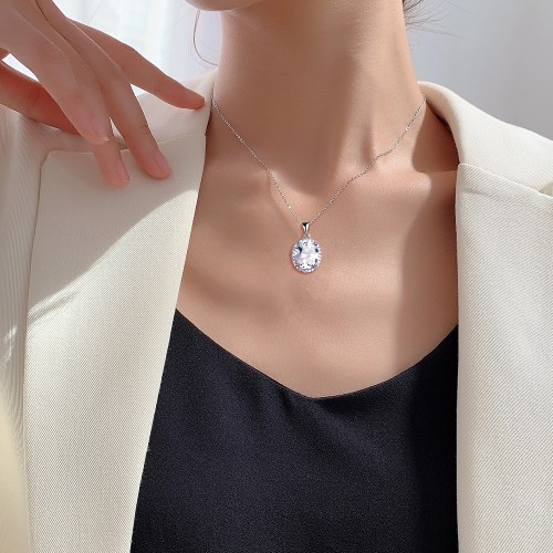 Clarique - classico ciondolo ovale con moissanite e montatura halo a pavé