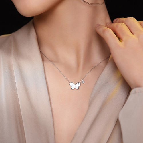 Papillia - collana con charm a farfalla e dettagli in moissanite