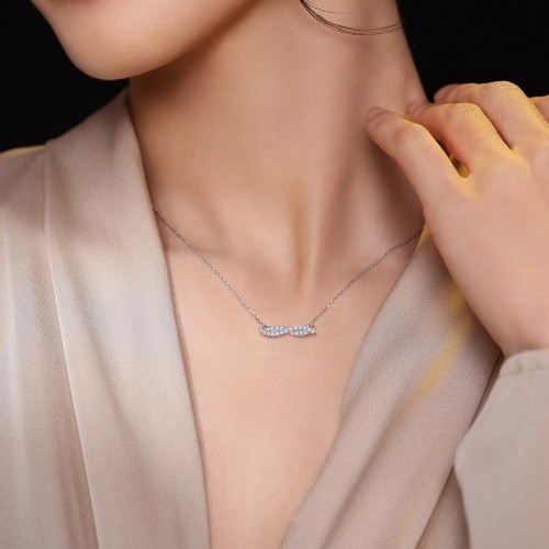 Astrid - collana ispirata al taglio marquise con moissanite e incastonatura a pavé