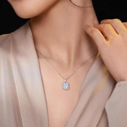 Cristallo - collana con pendente impreziosito da moissanite dal taglio radiant e da una doppia corona di pietre