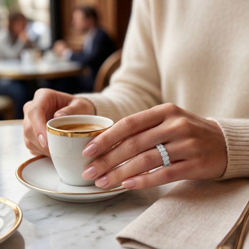 Opaline - anello eternity con moissanite taglio ovale e montatura halo smerlata a pavé