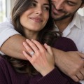 Amoria - anello di fidanzamento con moissanite taglio a cuore, montatura halo e pietre laterali con incastonatura a pavé