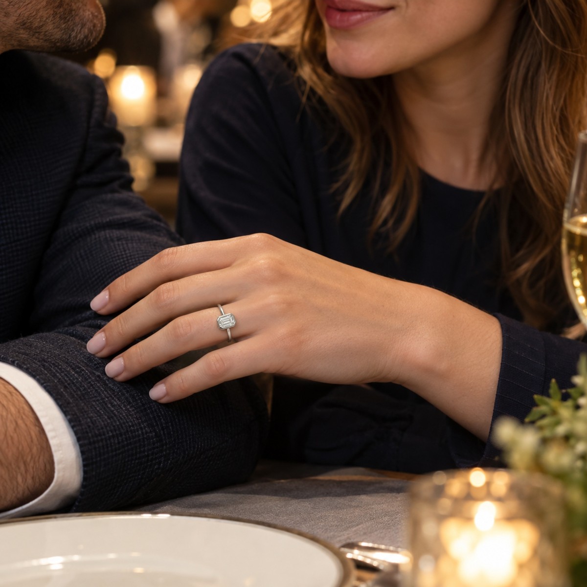 Esme - anello solitario con moissanite taglio smeraldo e incastonatura a castone