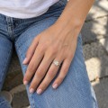 Altessa - anello di fidanzamento solitario con moissanite taglio a cuscino e incastonatura alta a quattro griffe