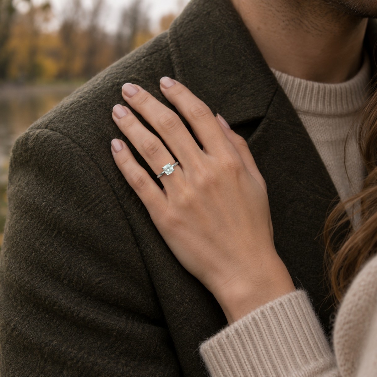Altessa - anello di fidanzamento solitario con moissanite taglio a cuscino e incastonatura alta a quattro griffe