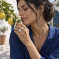 Wisteria - anello con moissanite ovale e corpo dell’anello a tralcio intrecciato
